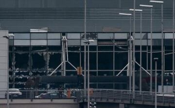 Edificio de la terminal de salidas del aeropuerto de Bruselas afectado por las explosiones.