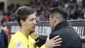 MUY CERCA. Vietto y Simeone se saludan en el Calderón.