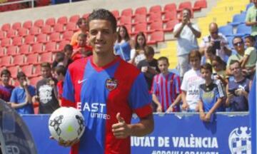 Feddal posa como nuevo jugador del Levante. 