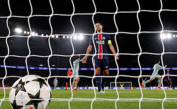 1-2. Contra del Atlético de Madrid que lleva a cabo Antoine Griezmann, pase largo a Ángel Correa que reta a su marcador, se va fácil y con un disparo raso supera a Gianluigi Donnarumma a pesar de tocar el balón con la mano derecha. En la imagen, Marquinhos.