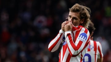TOPSHOT - Atletico Madrid's French forward #07 Antoine Griezmann celebrates scoring his team's second goal during the Spanish league football match between Club Atletico de Madrid and Levante UD at Metropolitano Stadium in Madrid on November 8, 2025. (Photo by Oscar DEL POZO / AFP)