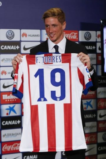 El delantero Fernando Torres muestra la camiseta que lucirá con el Atlético de Madrid durante su presentación como nuevo jugador rojiblanco, en su regreso cedido hasta el 30 de junio de 2016