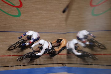 El británico Jason Kenny compite con el holandés Matthijs Buchli y el alemán Stefan Botticher en los repechajes de keirin de ciclismo en pista masculino.