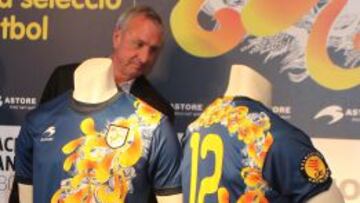 Johan Cruyff, en la presentaci&oacute;n de la camiseta de la Federaci&oacute;n Catalana de F&uacute;tbol.