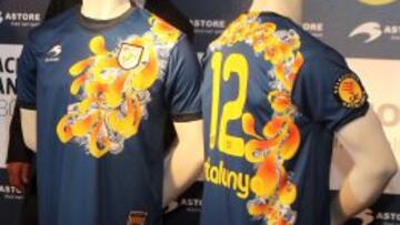 Johan Cruyff, en la presentación de la camiseta de la Federación Catalana de Fútbol.