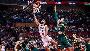 Evan Fournier anota ante la defensa de Valanciunas durante el Francia - Lituania.