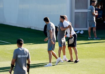 Saúl se abraza con Nelson Vivas. Segundo entrenador rojiblanco.