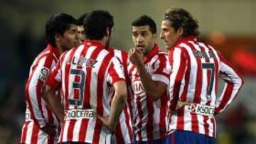 <b>CONJURA. </b>Simao arengando a Forlán, Kun y Antonio López.