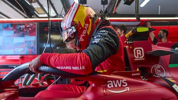 Carlos Sainz, subiéndose al Ferrari en Francia.