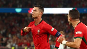 El máximo goleador en la historia del fútbol, Cristiano Ronaldo, celebra haber superado el billón de seguidores en redes sociales.