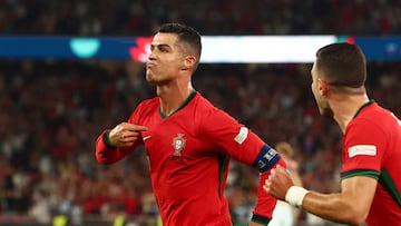 Cristiano Ronaldo celebra su gol ante Escocia.
