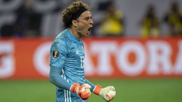 Ochoa celebrando la victoria de México ante Costa Rica.