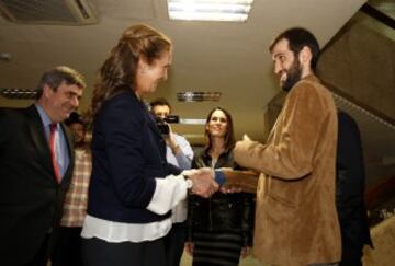 Elena de Borb車n saluda a Carlos Matallanas.
