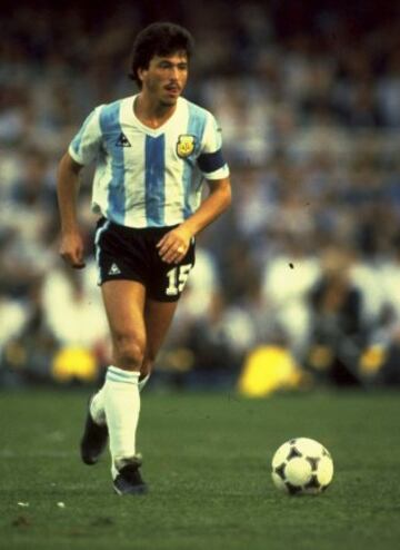 Es toda una leyenda en el f¨²tbol argentino. Es uno de los defensas m¨¢s goleadores de la historia con 134 goles en 451 partidos oficiales. Passarella es el ¨²nico jugador argentino que form¨® parte de los dos equipos nacionales que ganaron el Mundial de 1978 y 1986. Jug¨® en River Plate, Fiorentina y en el Inter.