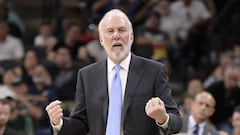 SAN11. SAN ANTONIO (TX, EE.UU.), 04/04/2017.- El director t&eacute;cnico de Spurs Gregg Popovich da instrucciones a sus jugadores hoy, martes 4 de abril de 2017, durante un partido entre Grizzlies y Spurs por la NBA en San Antonio, Texas (EE.UU.). EFE/D. W. Abate