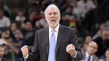 SAN11. SAN ANTONIO (TX, EE.UU.), 04/04/2017.- El director técnico de Spurs Gregg Popovich da instrucciones a sus jugadores hoy, martes 4 de abril de 2017, durante un partido entre Grizzlies y Spurs por la NBA en San Antonio, Texas (EE.UU.). EFE/D. W. Abate