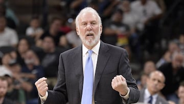 SAN11. SAN ANTONIO (TX, EE.UU.), 04/04/2017.- El director t&eacute;cnico de Spurs Gregg Popovich da instrucciones a sus jugadores hoy, martes 4 de abril de 2017, durante un partido entre Grizzlies y Spurs por la NBA en San Antonio, Texas (EE.UU.). EFE/D. W. Abate