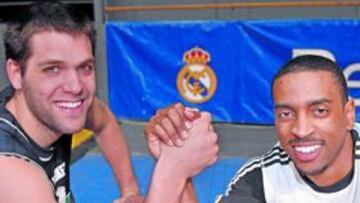 <b>AÚNAN FUERZAS. </b>Felipe Reyes y Louis Bullock están mentalizados para dar la réplica al Olympiacos y forzar el quinto encuentro.