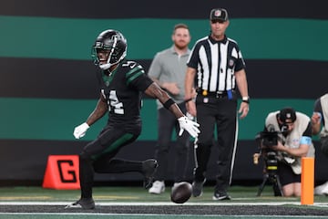 EAST RUTHERFORD, NEW JERSEY - OCTOBER 31: Malachi Corley #14 of the New York Jets drops the ball prior to entering the end zone during the second quarter against the Houston Texans at MetLife Stadium on October 31, 2024 in East Rutherford, New Jersey.   Luke Hales/Getty Images/AFP (Photo by Luke Hales / GETTY IMAGES NORTH AMERICA / Getty Images via AFP)