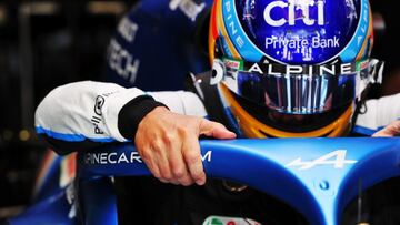 Alonso se sube al Alpine A521 en el box del equipo franc&eacute;s