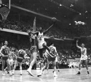 Historia del baloncesto y leyenda de los Celtics (1956-1969, toda su carrera) Bill Russell fue en realidad elegido por St. Louis Hawks (número 2 en 1956. Pero en la misma noche del draft (30 de abril de 1956) fue traspasado a los Celtics, donde se convirtió en inmortal.