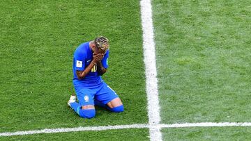 Brazil's forward Neymar cries at the end of the Russia 2018 World Cup Group E football match between Brazil and Costa Rica at the Saint Petersburg Stadium in Saint Petersburg on June 22, 2018. / AFP PHOTO / Giuseppe CACACE / RESTRICTED TO EDITORIAL U