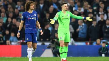 Kepa Arrizabalaga hace aspavientos para no ser sustituido.