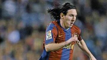 <b>UNA GACELA.</b> Messi conduce un balón con el exterior del pie izquierdo en un encuentro.