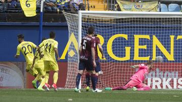 Roberto Soriano marca un gol al Eibar.