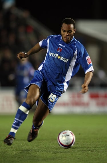 Sam Oji, antiguo futbolista del Arsenal y del Birmingham City, ha muerto a los 35 años. El británico, que jugaba de central, arrastró problemas de rodilla que le tuvieron dos temporadas parado. Aun así militó en muchos clubes de fútbol de Inglaterra, Suecia e Irlanda, en diferentes categorías: Doncaster Rovers, Leyton Orient, Hereford United, Bristol Rovers, Ljungskile SK, Tamworth, Limerick, Galway United, Worcester City y Hednesford United. 