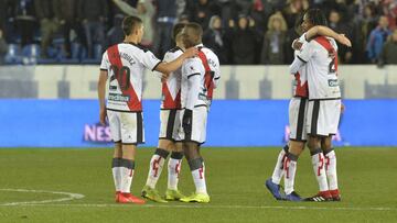 Los jugadores rayistas celebran el gol de la victoria en Mendizorroza.