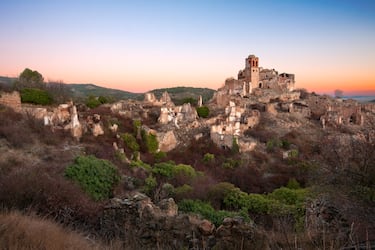 Turruncún es uno de los pueblos abandonados más evocadores y visualmente impactantes de La Rioja Baja. Situado a los pies de la Peña Isasa, cerca de Arnedo, ofrece una estampa melancólica de la "España vaciada" marcada por el silencio y la naturaleza.