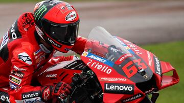 Bagnaia no quiere ni o¨ªr hablar de la ca¨ªda de Rossi en Valencia 2006