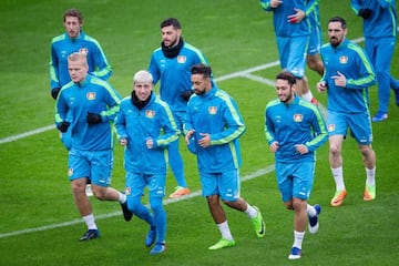 Leverkusen warm up during the training prior the UEFA Champions League Round of 16 first leg match between Bayer Leverkusen and Club Atletico de Madrid