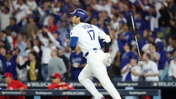 LOS ANGELES (United States), 01/10/2025.- Los Angeles Dodgers designated hitter Shohei Ohtani hits a home run during the sixth inning of game 1 of the Major League Baseball (MLB) National League Wild Card series between the Los Angeles Dodgers and the Cincinnati Reds in Los Angeles, California, USA, 30 September 2025. EFE/EPA/ALLISON DINNER
