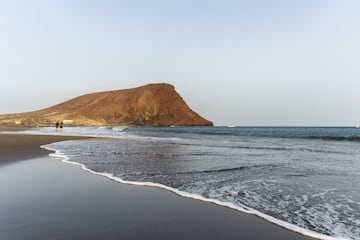 La temperatura del mar ronda los 22? y fuera, 24?. En la foto, la playa de La Tejita.