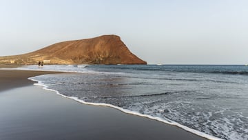 La temperatura del mar ronda los 22º y fuera, 24º. En la foto, la playa de La Tejita.