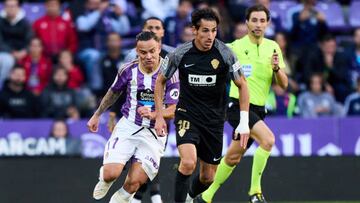 VALLADOLID, SPAIN - NOVEMBER 05: Roque Mesa of Real Valladolid duels for the ball with Pere Milla of Elche CF during the LaLiga Santander match between Real Valladolid CF and Elche CF at Estadio Municipal Jose Zorrilla on November 05, 2022 in Valladolid, Spain. (Photo by Juan Manuel Serrano Arce/Getty Images)
