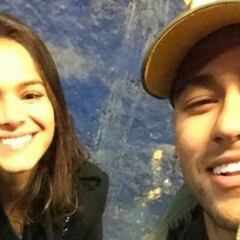Neymar pasea con su hijo y Bruna Marquezine por Barcelona