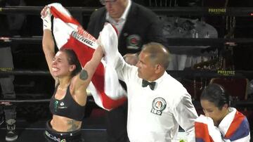 Daniela Asenjo festeja su título mundial tras la decisión de los jueces.