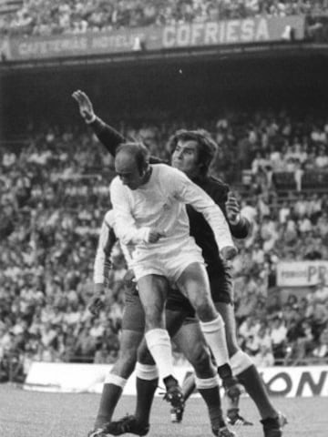 Miguel San Román en un partido contra el Real Madrid. El portero zamorano debutó con el Atlético de Madrid en 1958 