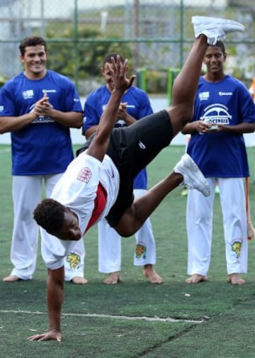 Daniel Sturridge bailando capoeira.