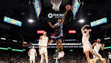 De'Aaron Fox, base de Sacramento Kings, anota ante Victor Wembanyama, pívot de San Antonio Spurs.
