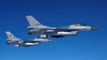 FILE PHOTO: Netherlands' Air Force F-16 fighter jets fly alongside an aircraft simulating aerial interceptions during a media day illustrating how NATO Air Policing safeguards the Allies' airspace in the northern and northeastern region of the Alliance, July 4, 2023. REUTERS/Piroschka van de Wouw/File Photo