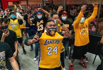 Los Angeles celebra la victoria de sus Lakers