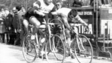 Henk Nijdam gana por delante de Perurena en la llegada a Burgos en la edición de 1966.