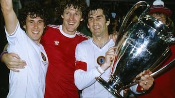 Los jugadores del Aston Villa con la Copa de Europa.