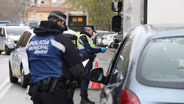 Dos polic&iacute;as municipales dan el alto a dos veh&iacute;culos, uno de ellos un particular y otro un cami&oacute;n