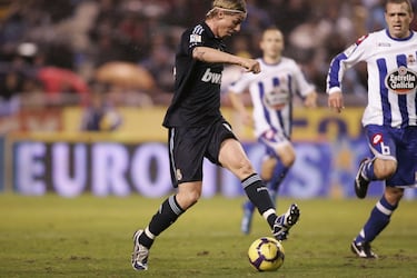 "Tacón de oro", tituló al día siguiente AS. Será la escena que siempre le defina en la memoria de los madridistas. Pongámonos en situación: 30 de enero de 2010, minuto 40 de un Deportivo-Real Madrid que iba 0-1. Guti se encontró ante Aranzubia y decidió, en vez de marcar, dejarle de tacón la pelota a Benzema (que venía unos metros a su espalda) para que rematara él la faena. Una acción torera, casi de Globetrotter. Un arabesco que sigue sorprendiendo no tanto por su dificultad como por la osadía, fútbol callejero en Primera. "Antes de que me llegara la pelota de Kaká, ya vi todo lo que iba a pasar", admitiría después. No fue su primera asistencia así. Le dio otra de tacón a Zidane en 2006.