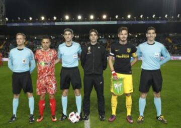 El árbitro Undiano Mallenco entre los capitanes Piojo y Saul Ñíguez.
